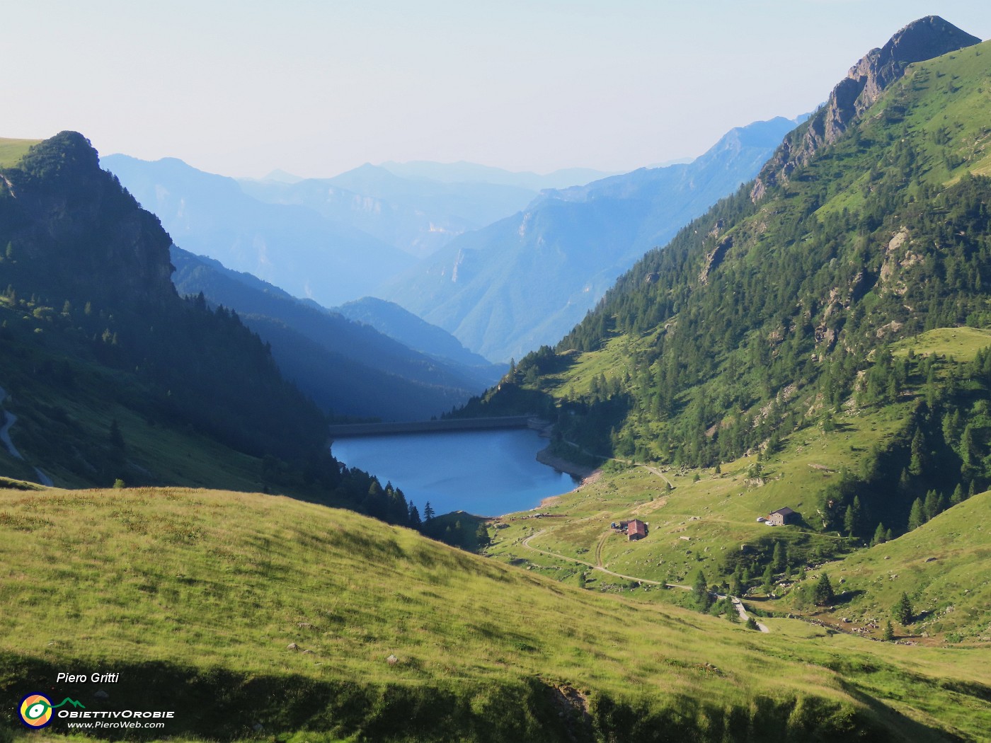 08 Il Lago di Valmora ancora in ombra.JPG